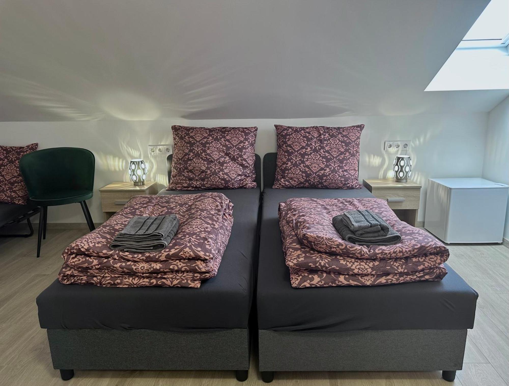Colosseum Etterem Es Apartment *